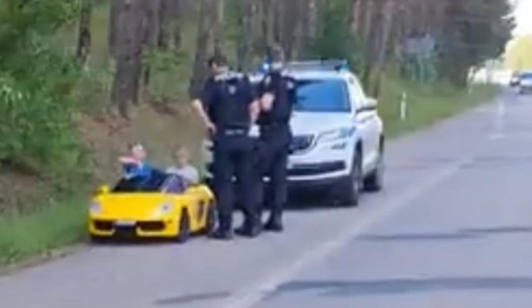 Děti v elektrickém autíčku vyrazily na brněnskou dálnici
