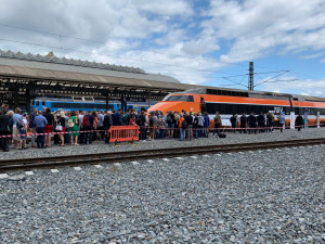 VIDEO: Čtyřicet let stará budoucnost dorazila do Prahy. TGV přilákalo stovky zájemců