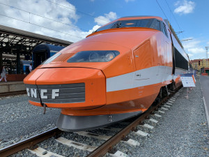 VIDEO: Čtyřicet let stará budoucnost dorazila do Prahy. TGV přilákalo stovky zájemců