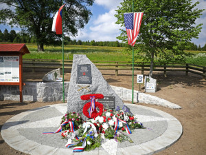 Stovky lidí sledovaly na šumavském Zhůří odhalení nového památníku, připomíná vojáky 90. pěší divize