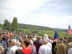 Stovky lidí sledovaly na šumavském Zhůří odhalení nového památníku, připomíná vojáky 90. pěší divize
