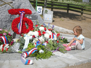 Stovky lidí sledovaly na šumavském Zhůří odhalení nového památníku, připomíná vojáky 90. pěší divize