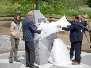 Stovky lidí sledovaly na šumavském Zhůří odhalení nového památníku, připomíná vojáky 90. pěší divize