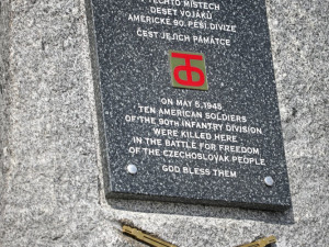 Stovky lidí sledovaly na šumavském Zhůří odhalení nového památníku, připomíná vojáky 90. pěší divize