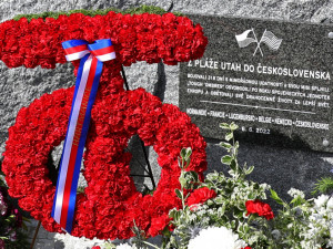 Stovky lidí sledovaly na šumavském Zhůří odhalení nového památníku, připomíná vojáky 90. pěší divize