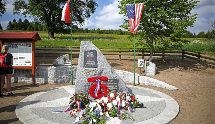 Stovky lidí sledovaly na šumavském Zhůří odhalení nového památníku, připomíná vojáky 90. pěší divize.