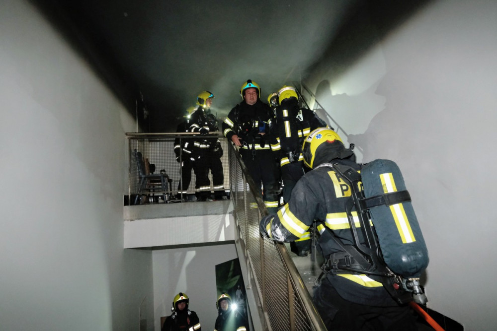 Noční požár bytu na Karlově náměstí v Praze měl tragické následky. Jeden člověk při něm zemřel