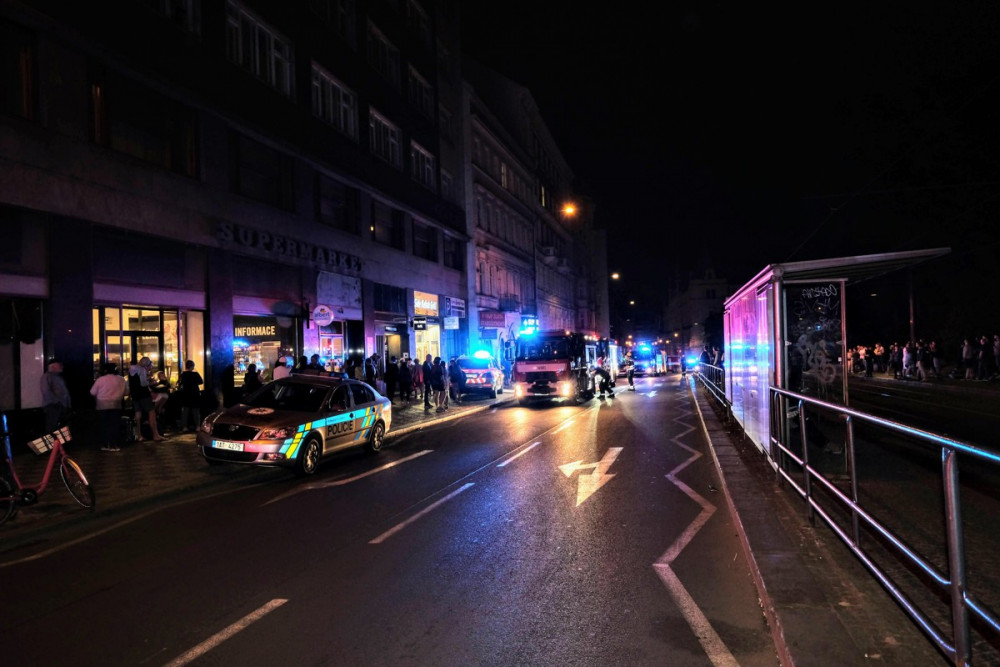 Noční požár bytu na Karlově náměstí v Praze měl tragické následky. Jeden člověk při něm zemřel