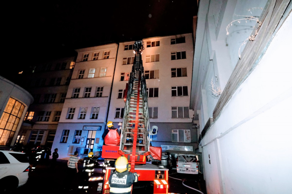 Noční požár bytu na Karlově náměstí v Praze měl tragické následky. Jeden člověk při něm zemřel