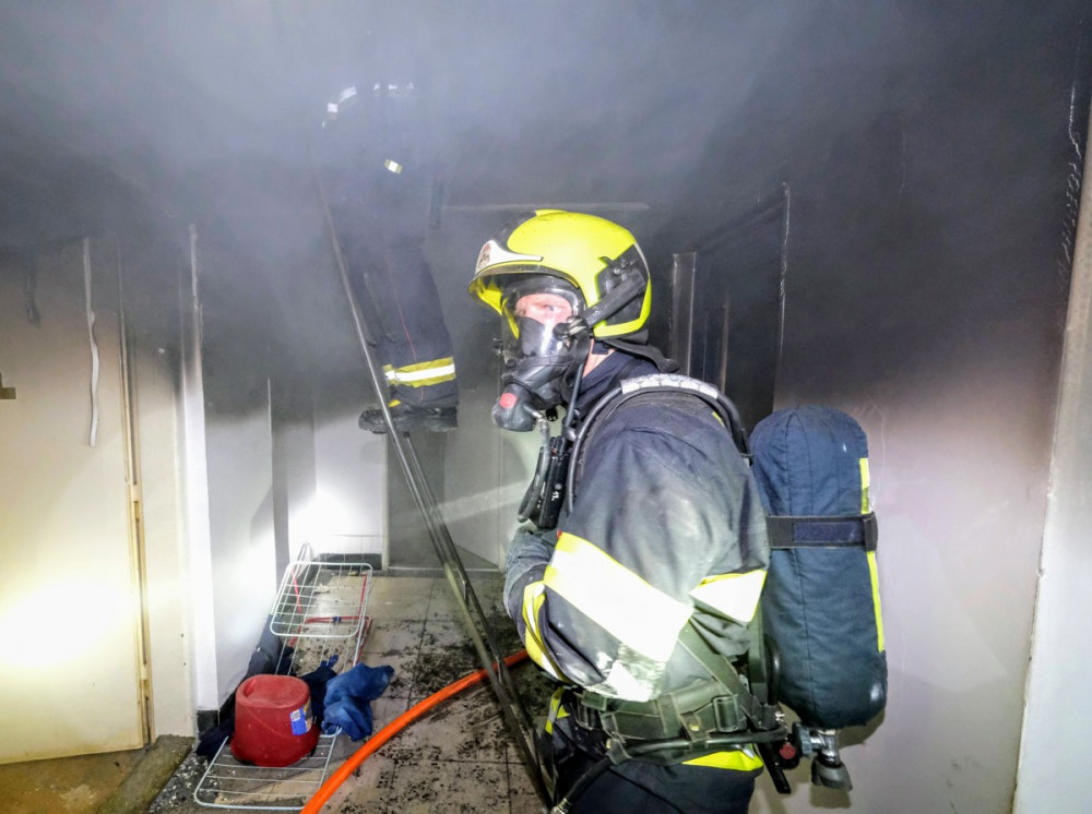 Noční požár bytu na Karlově náměstí v Praze měl tragické následky. Jeden člověk při něm zemřel
