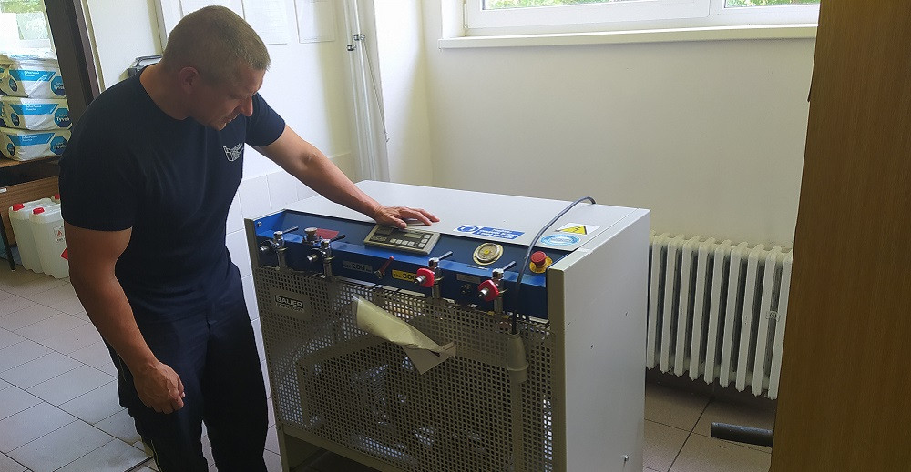 Jihočeští hasiči získali díky nadaci ČEZ termokamery, ochranné oděvy, defibrilátory a další vybavení