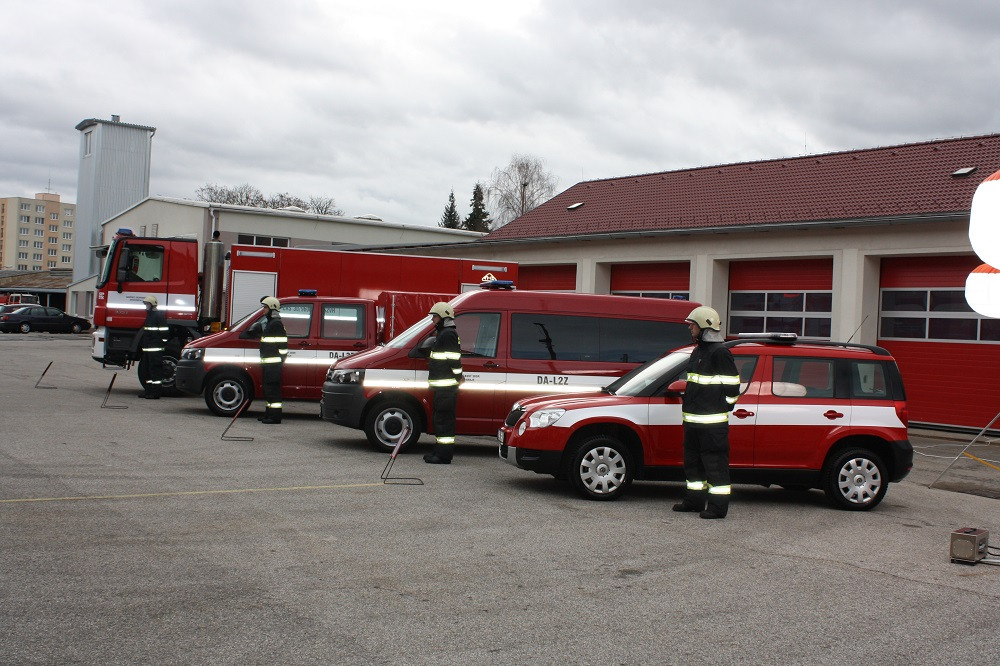 Jihočeští hasiči získali díky nadaci ČEZ termokamery, ochranné oděvy, defibrilátory a další vybavení