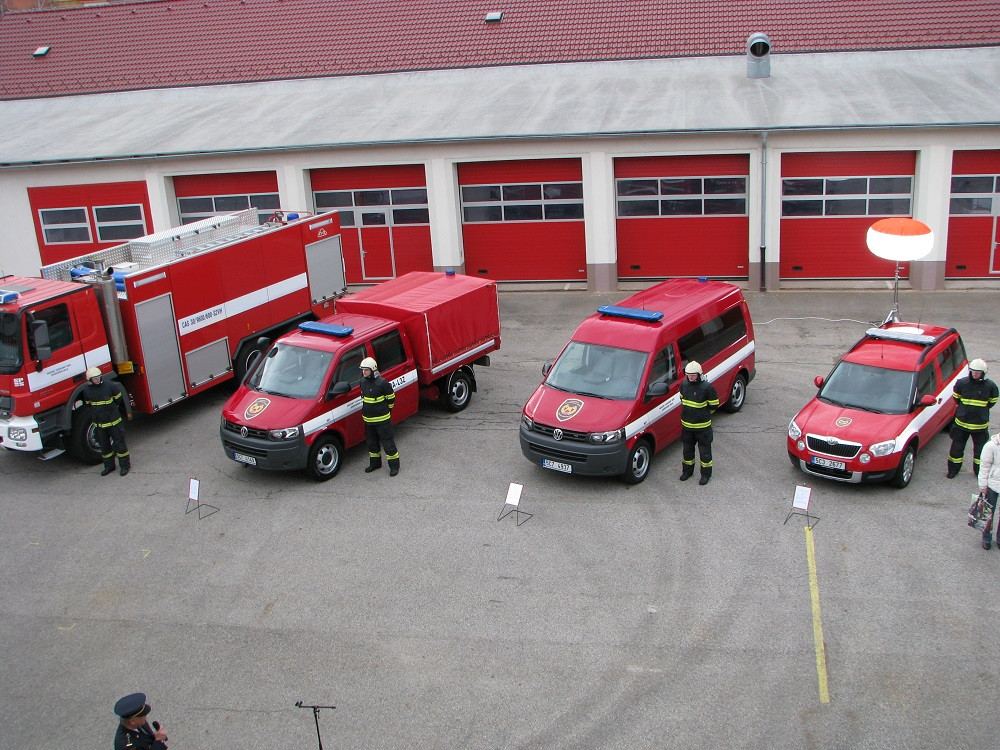 Jihočeští hasiči získali díky nadaci ČEZ termokamery, ochranné oděvy, defibrilátory a další vybavení