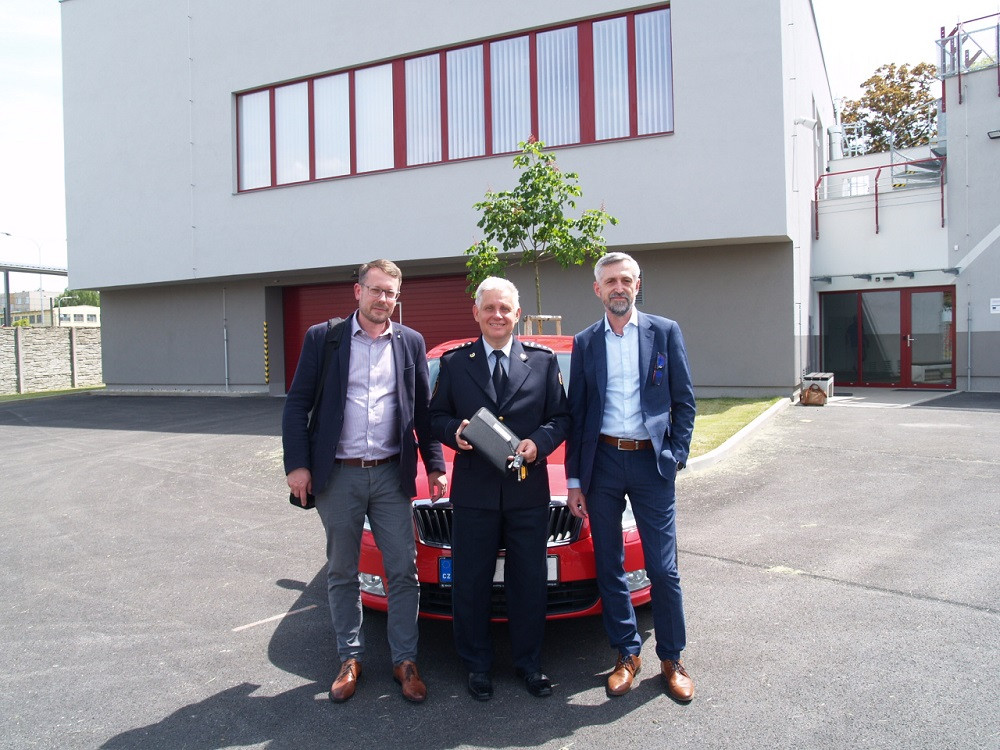 Jihočeští hasiči získali díky nadaci ČEZ termokamery, ochranné oděvy, defibrilátory a další vybavení