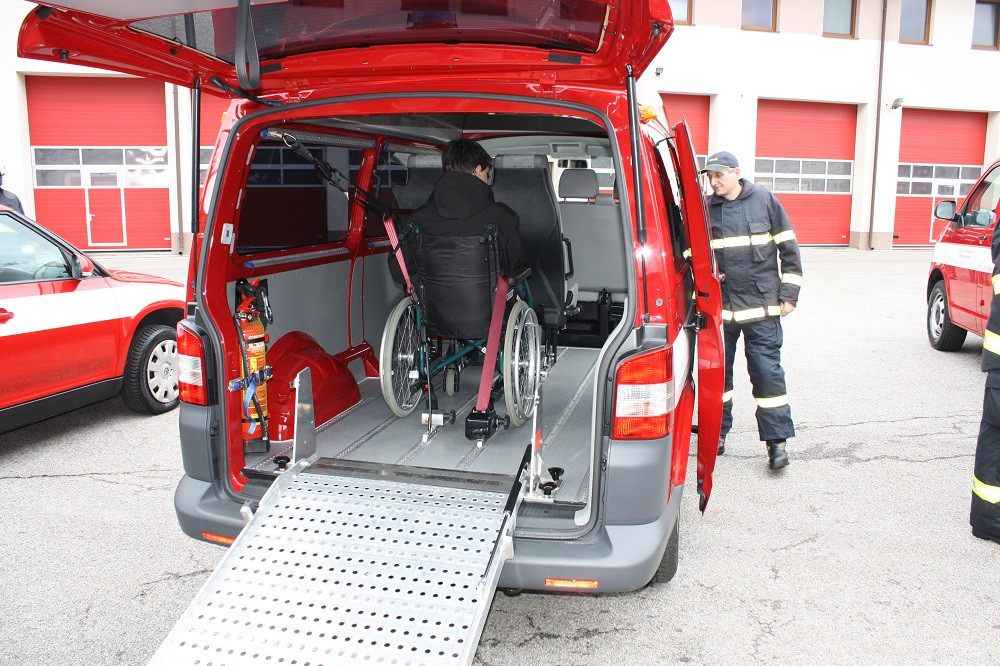 Jihočeští hasiči získali díky nadaci ČEZ termokamery, ochranné oděvy, defibrilátory a další vybavení