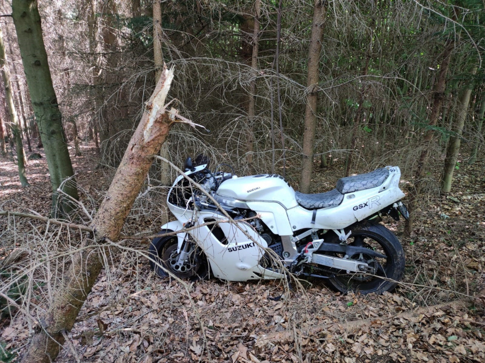 Tragický víkend na silnicích. V hradeckém kraji po nehodách zemřeli dva motorkáři