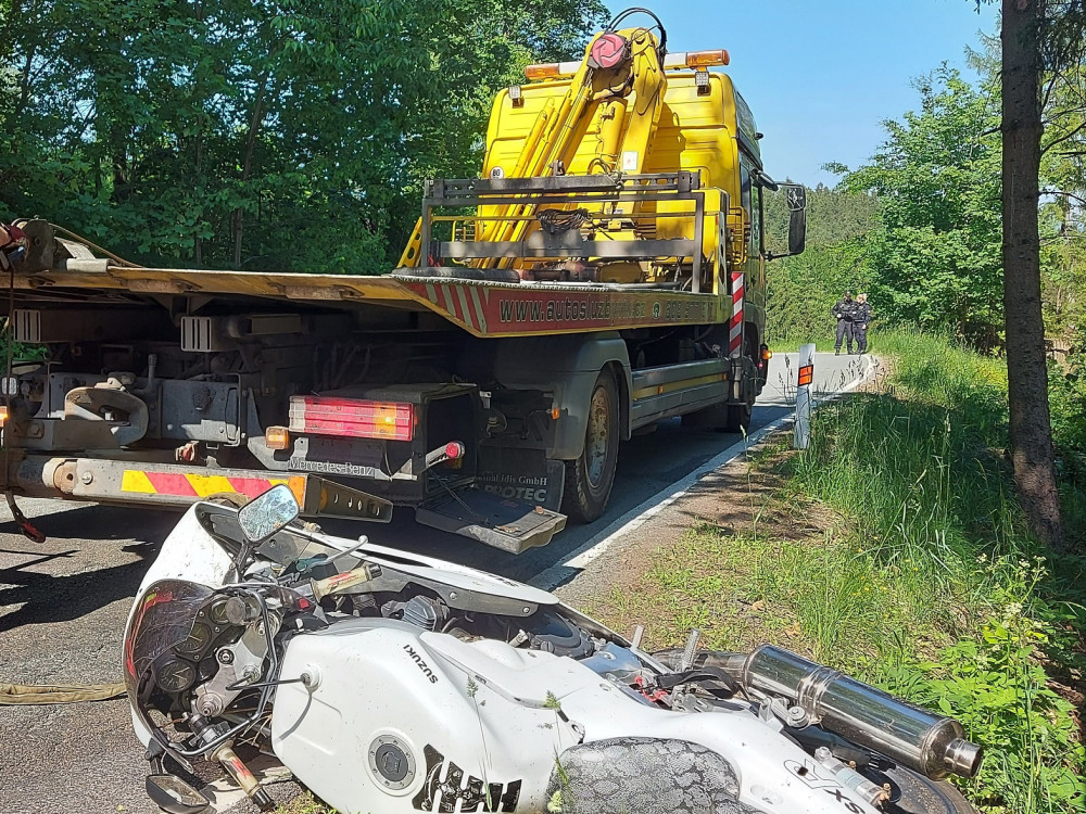Tragický víkend na silnicích. V hradeckém kraji po nehodách zemřeli dva motorkáři
