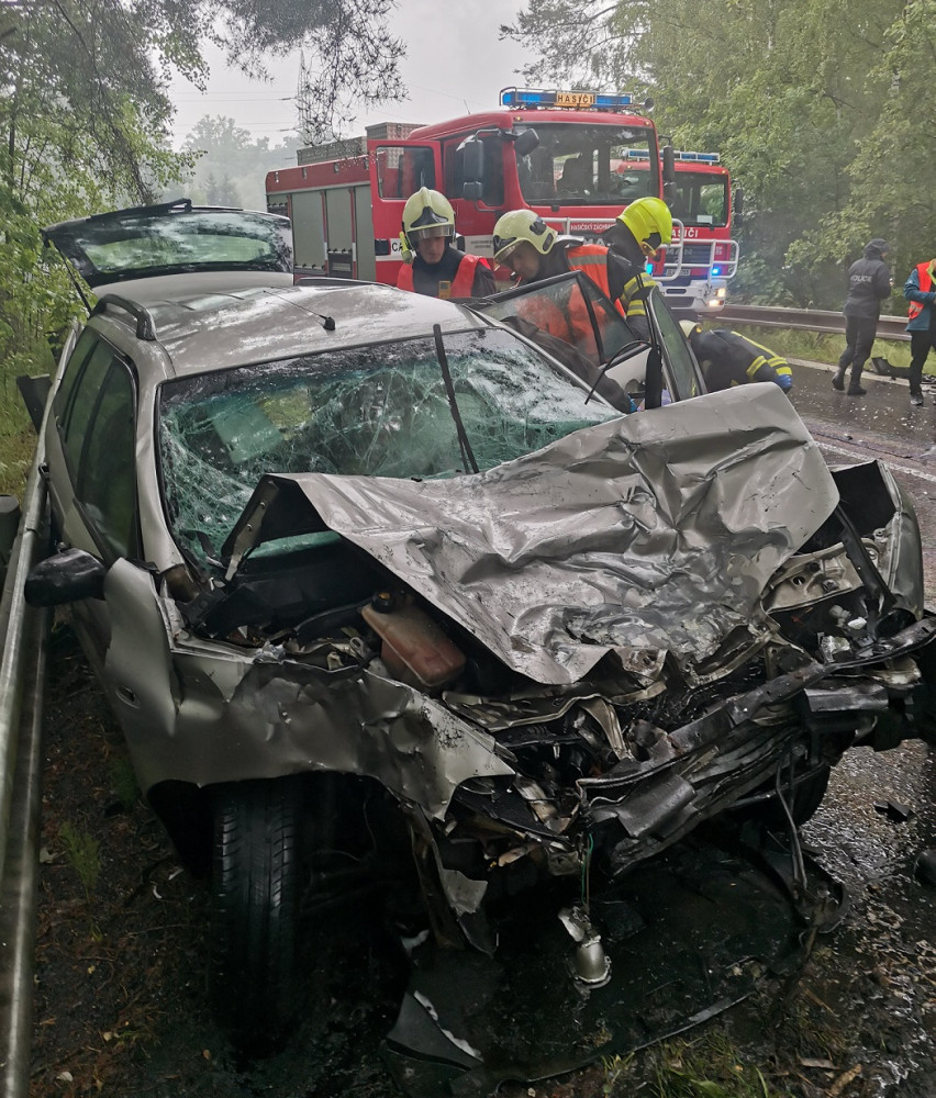 V Brništi na Českolipsku se srazil náklaďák s osobním autem. Řidičku museli vyprošťovat hasiči