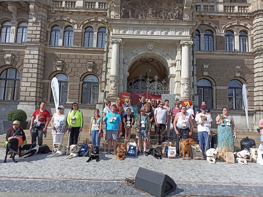 Orientace v prostoru i poslušnost. Vodící psi soutěžili před radnicí