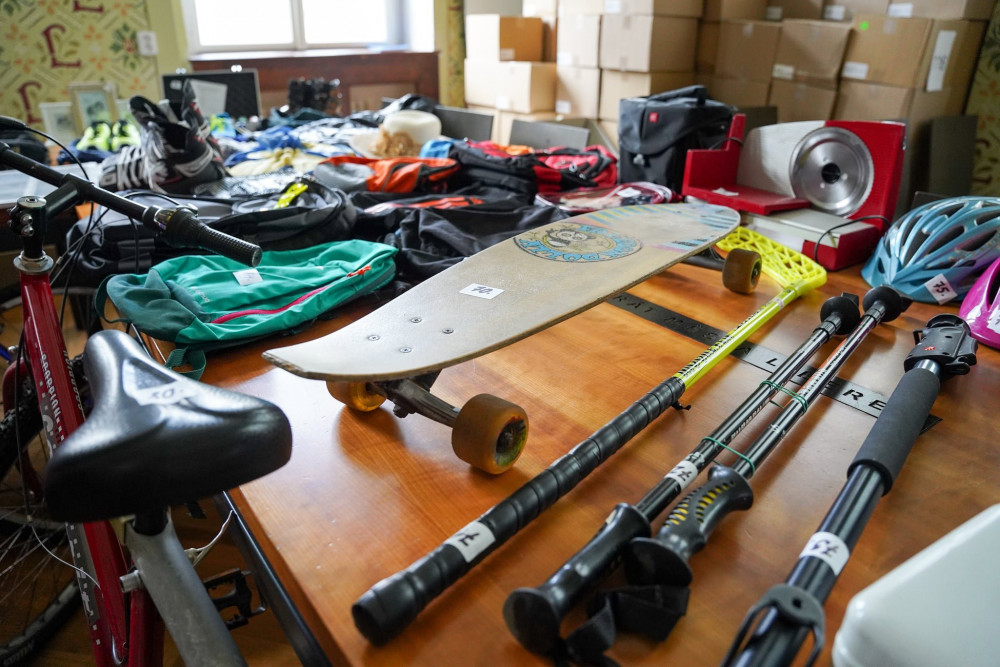 Boxerské rukavice, ponožky i dudlík. Radnice prodá věci ze ztrát a nálezů