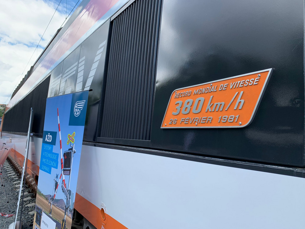 VIDEO: Čtyřicet let stará budoucnost dorazila do Prahy. TGV přilákalo stovky zájemců