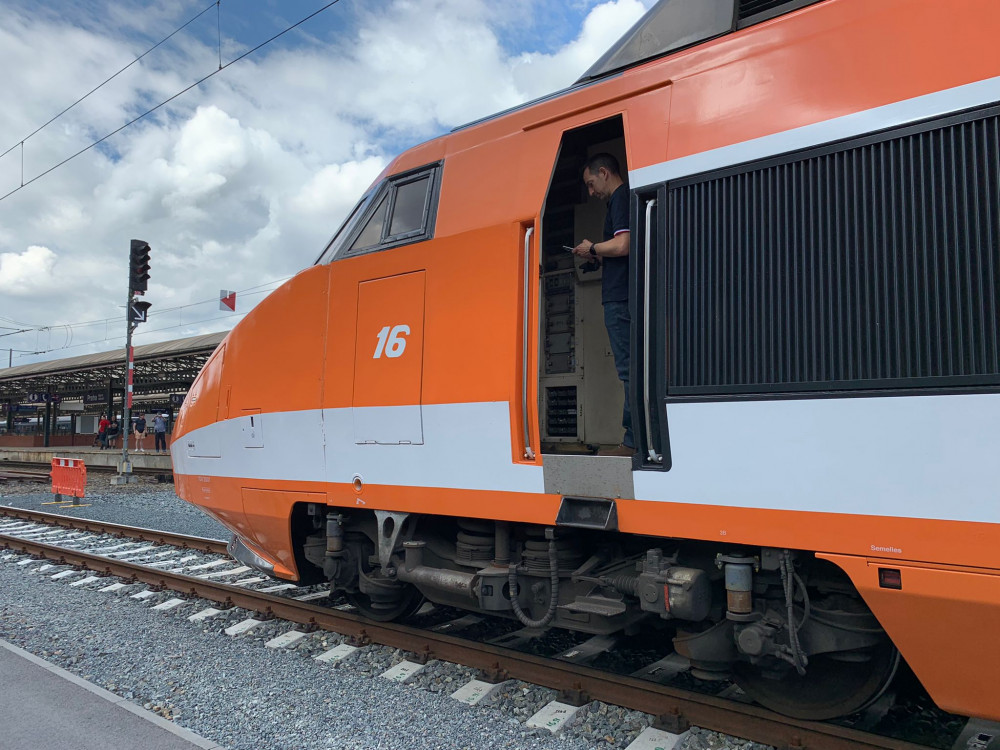 VIDEO: Čtyřicet let stará budoucnost dorazila do Prahy. TGV přilákalo stovky zájemců