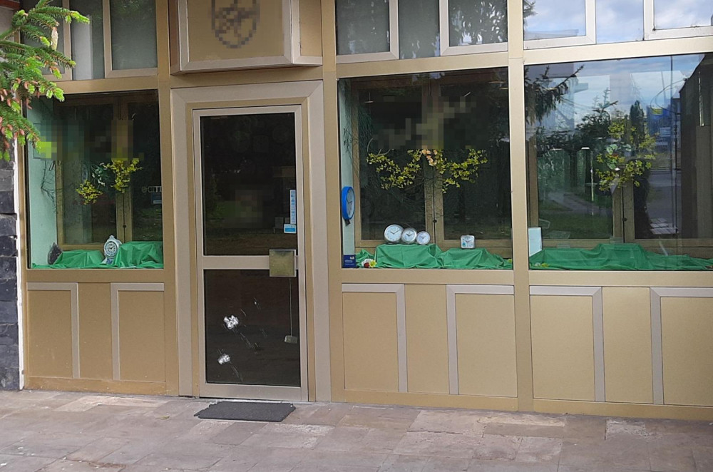 Vandal chtěl rozbít dveře zlatnictví sekerou, dovnitř se ale nedostal.