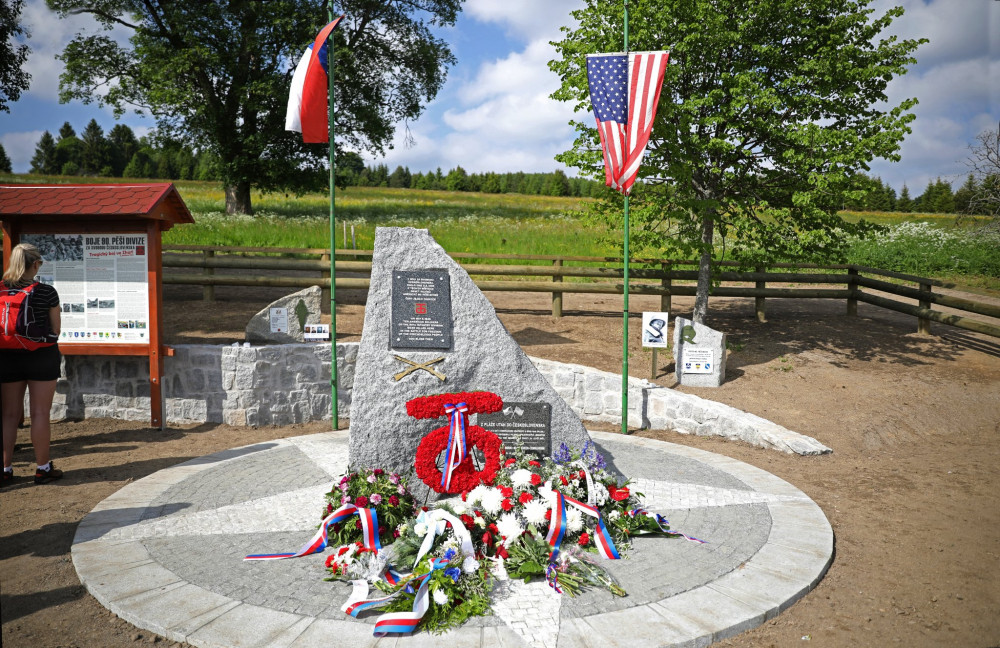 Nový památník připomíná vojáky americké 90. pěší divize
