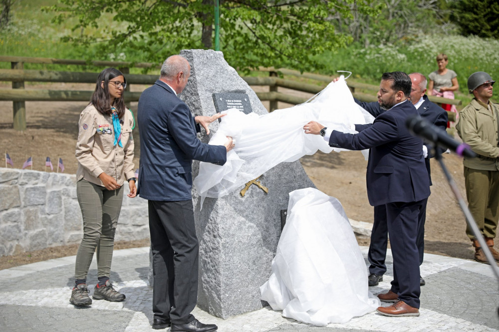 Nový památník připomíná vojáky americké 90. pěší divize