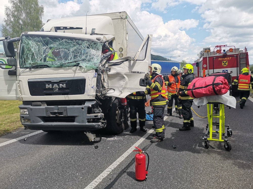 Srážka dvou nákladních aut u Cvikova. Řidiče ze zdeformované kabiny vyprostili hasiči