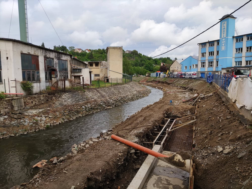 Stavba cyklostezky z Mlýnské na Helenínskou ulici bude možná dokončena už letos. Koryto řeky je zúženo jen dočasně