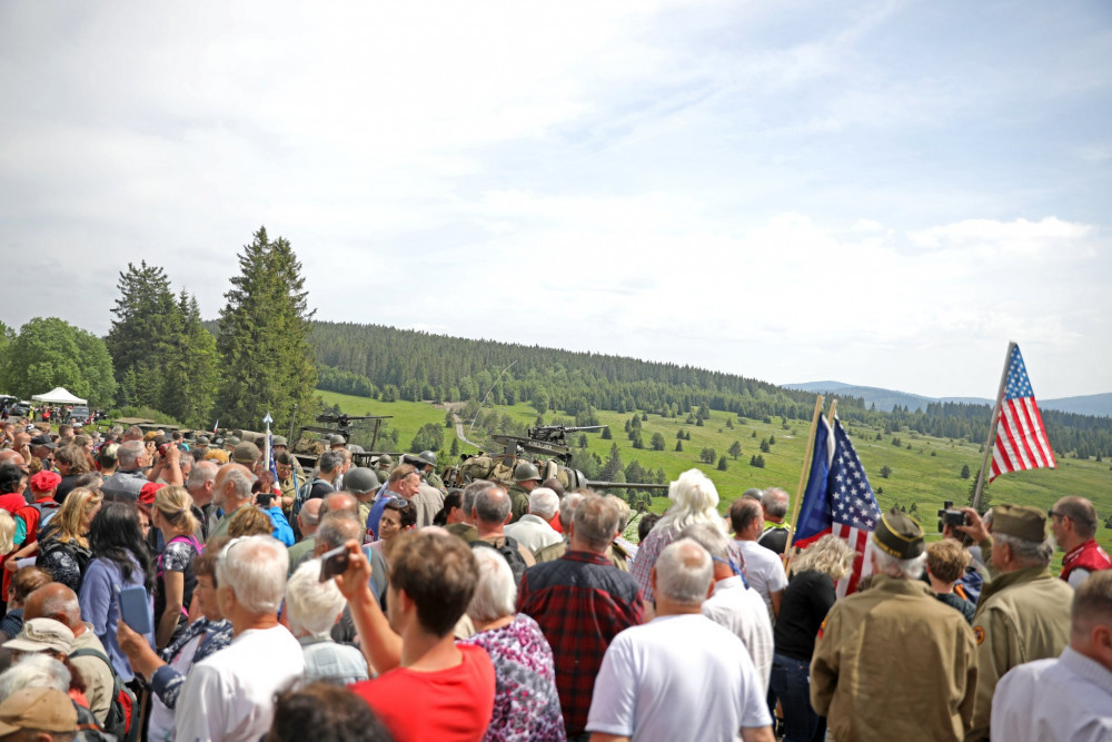 Stovky lidí sledovaly na šumavském Zhůří odhalení nového památníku, připomíná vojáky 90. pěší divize
