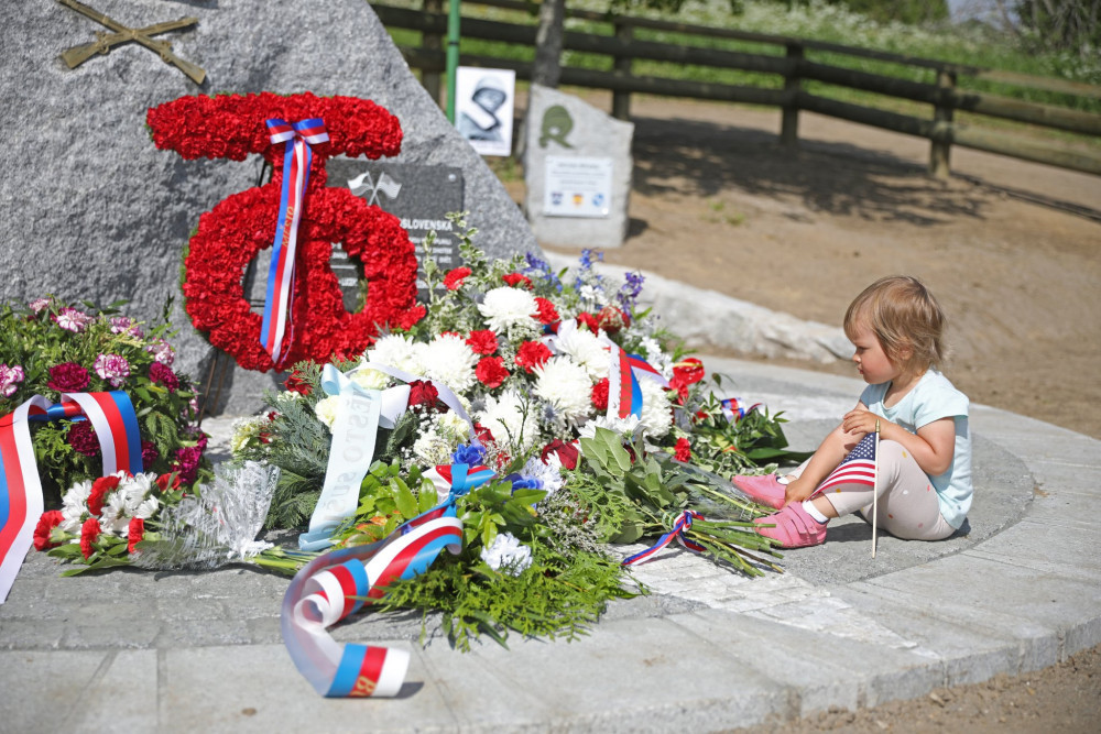 Stovky lidí sledovaly na šumavském Zhůří odhalení nového památníku, připomíná vojáky 90. pěší divize