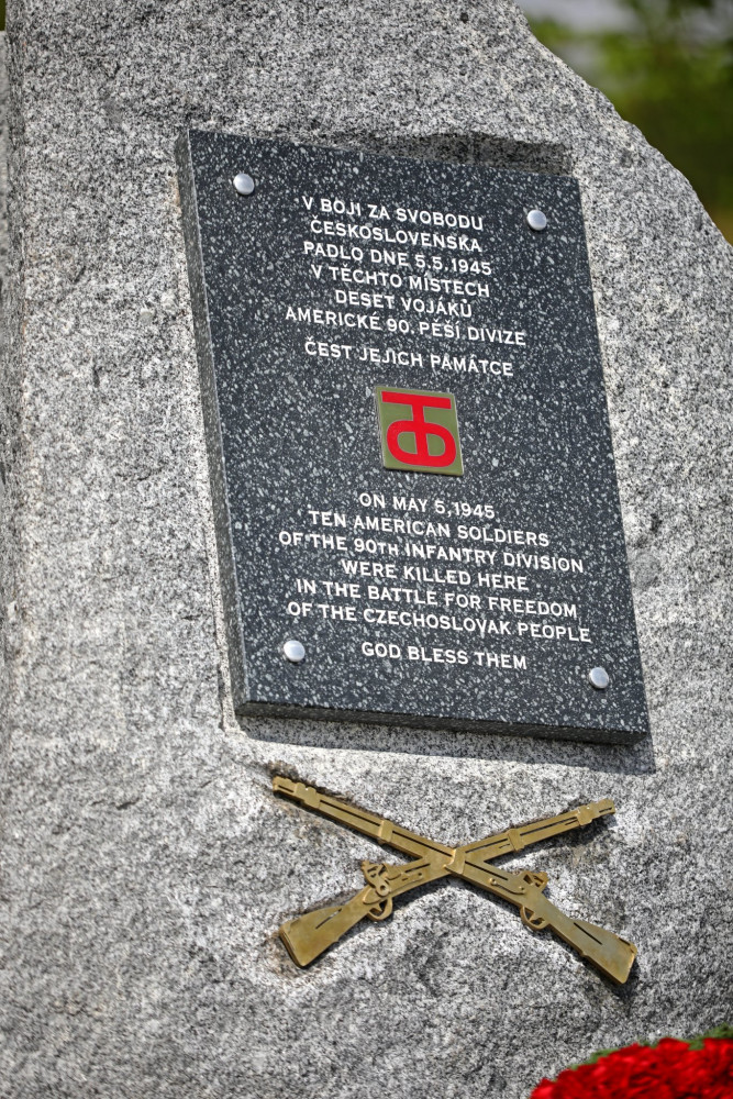 Stovky lidí sledovaly na šumavském Zhůří odhalení nového památníku, připomíná vojáky 90. pěší divize