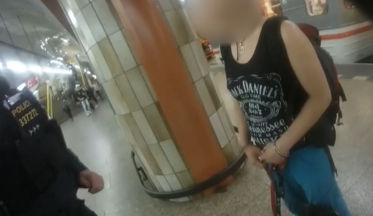 VIDEO: Hádka o mobil skončila pobodáním. Lidi podezřelé z vraždy policisté zadrželi v metru