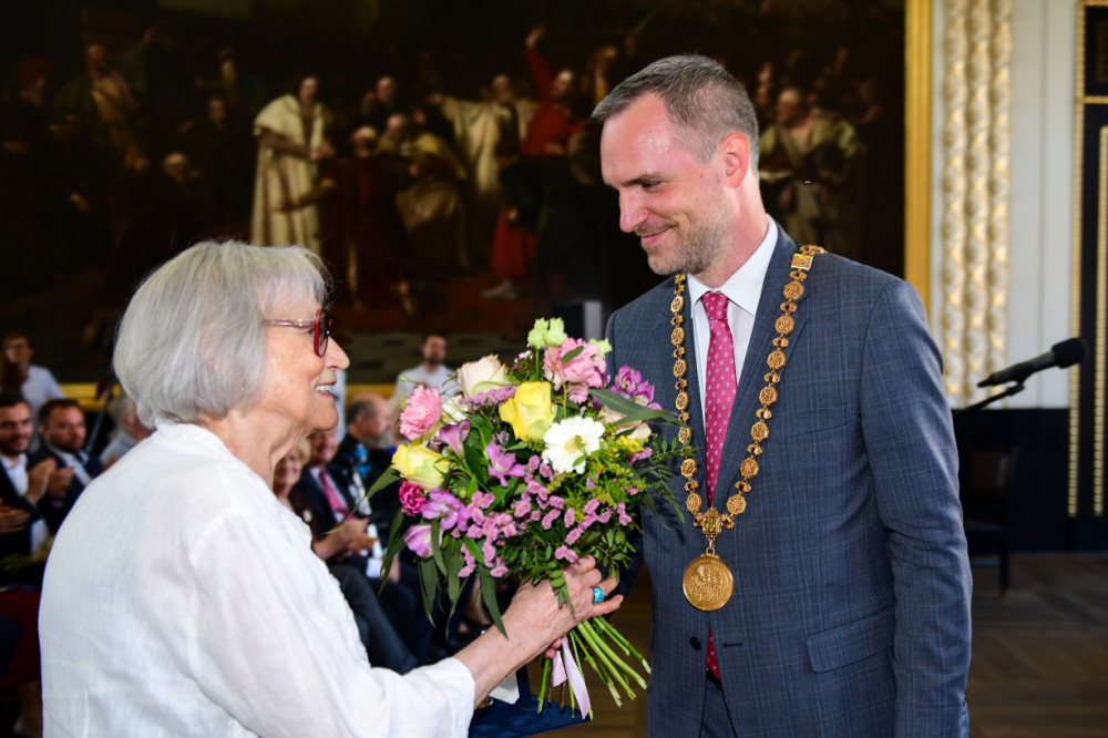 Praha má tři nové čestné občany. Kromě Marty Kubišové převzali ocenění i legendární houslista a hlasatelka Dagmar Hazdrová