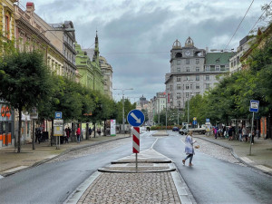 Čtyřčlenné rodině afghánského tlumočníka poskytne Plzeň městský byt na Americké třídě