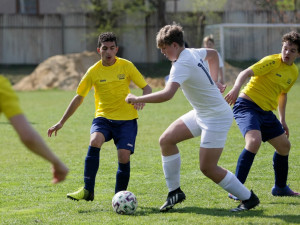 Pokus o ovlivnění zápasu, emoce v hledišti. Liberecké žákovské derby skončilo zraněním hráče