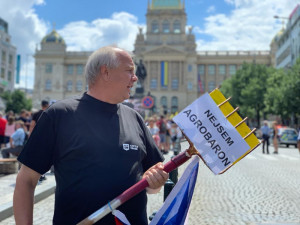 Tisíce zemědělců procházejí Prahou. Demonstrující zavřeli část magistrály a omezují dopravu.