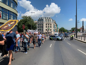 Tisíce zemědělců procházejí Prahou. Demonstrující zavřeli část magistrály a omezují dopravu.