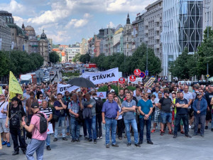Tisíce zemědělců procházejí Prahou. Demonstrující zavřeli část magistrály a omezují dopravu.