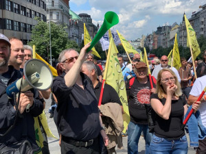 Tisíce zemědělců procházejí Prahou. Demonstrující zavřeli část magistrály a omezují dopravu.