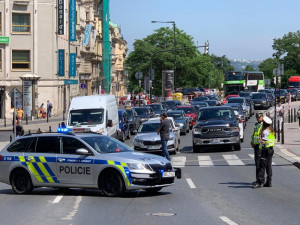Tisíce zemědělců procházejí Prahou. Demonstrující zavřeli část magistrály a omezují dopravu.