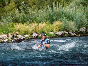 Ani sebelepší vodák vodu nepřepere. Na nebezpečném místě si s ním vždycky udělá, co chce.