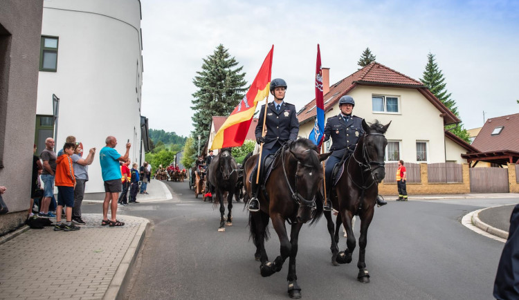 Svátku koní na Semilsku se zúčastnila i liberecká jízdní policie. V čele průvodu nesla prapory