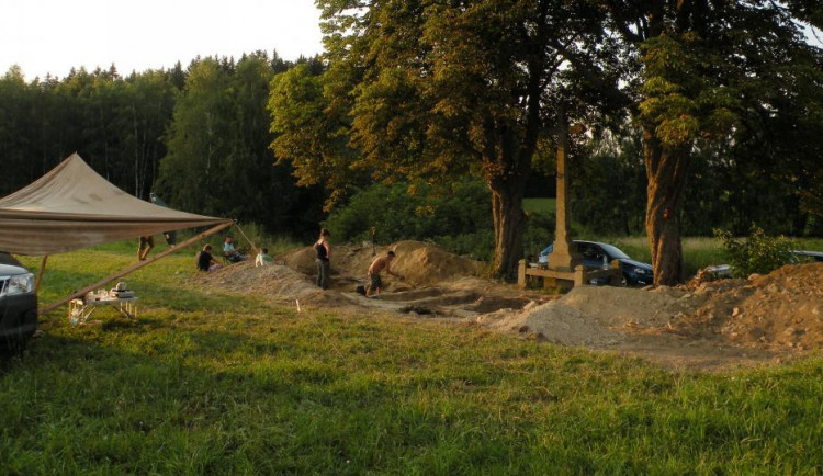 Díky pamětnici našli v pohraničí neoznačený hrob s 12 lidmi. Ostatky přesunou na hřbitov.