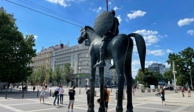 Brňané zaútočili na sochu Jošta. Strhli mu ukrajinskou vlajku.