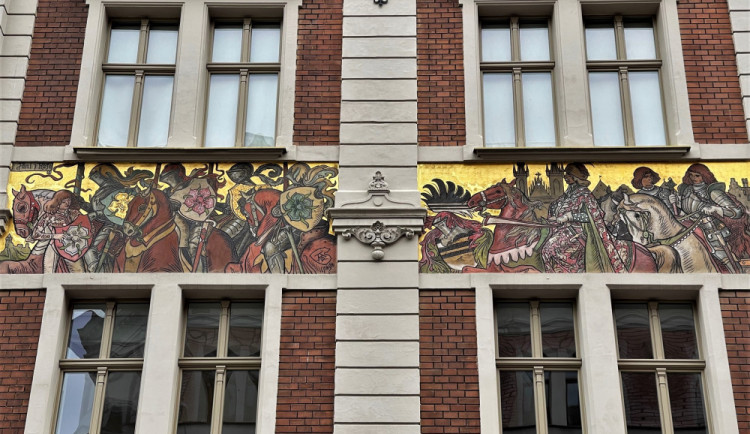 Tato galerie nikdy nezavírá. Malby slavného malíře Mikoláše Alše zdobí v Plzni téměř dvacet měšťanských domů.