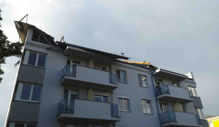 Bouřka na jihu Moravy lámala stromy a utrhla střechu