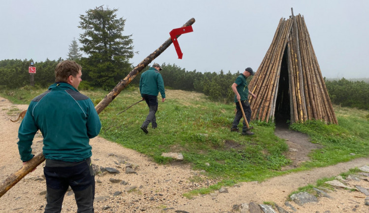 Do Krkonoš se postupně vrátí Muttichovy němé značky. Turistům mohou pomoct z nesnází.